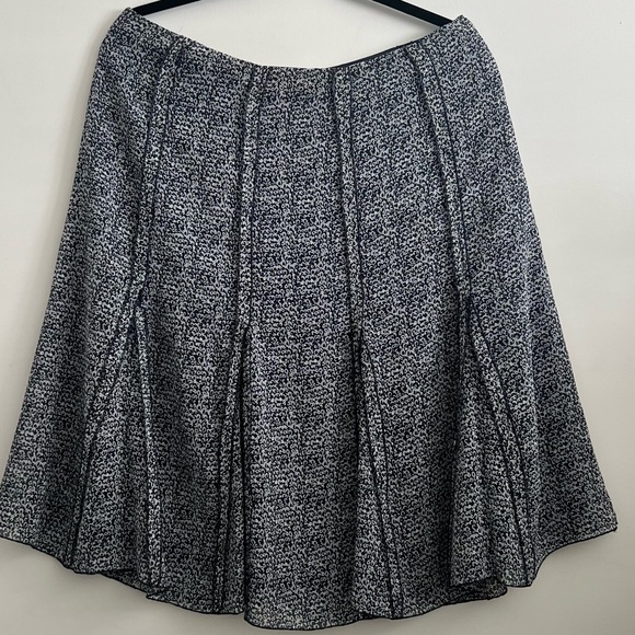 Blue pleated ruffled skirt, can be high waist or low rise and zipper entry. - Picture 2 of 9